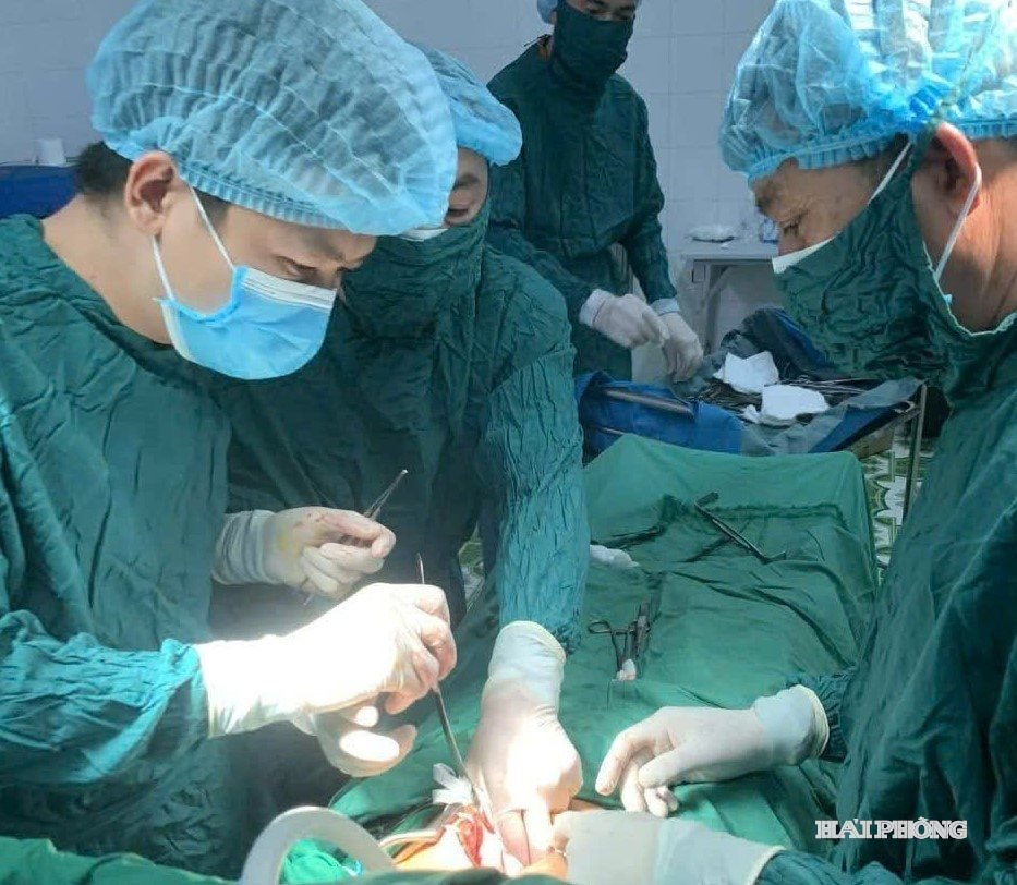 Läkare och kirurger utförde akut operation på patienten.