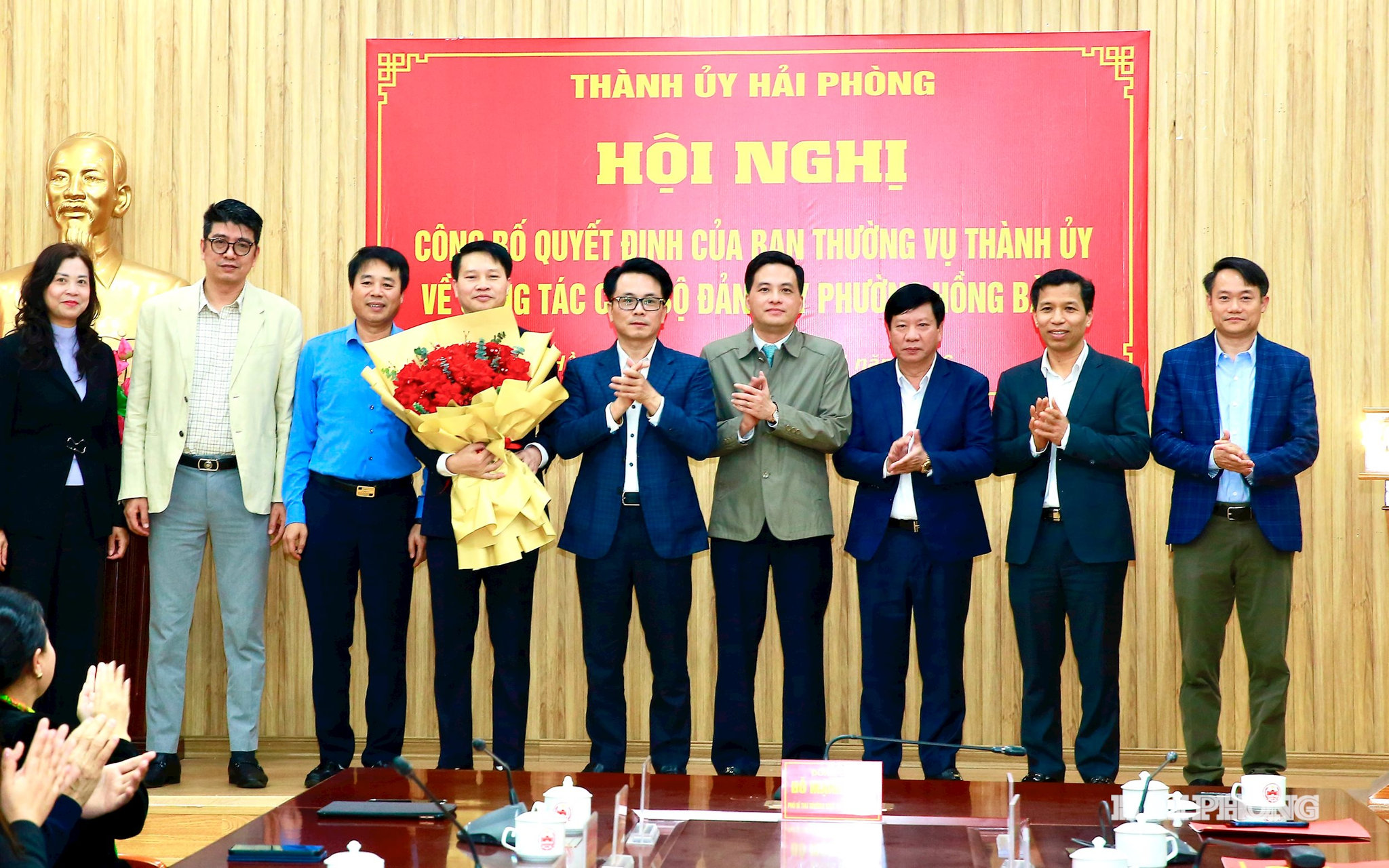 Đồng chí Lê Trí Vũ, Uỷ viên Ban Thuòng vụ Thành uỷ, Trưởng Ban Tổ chức Thành uỷ cùng lãnh đạo Ban Tổ chức tặng hoa chúc mừng đồng chí Nguyễn Văn Tuấn, Bí thư phường Hồng Bàng.
