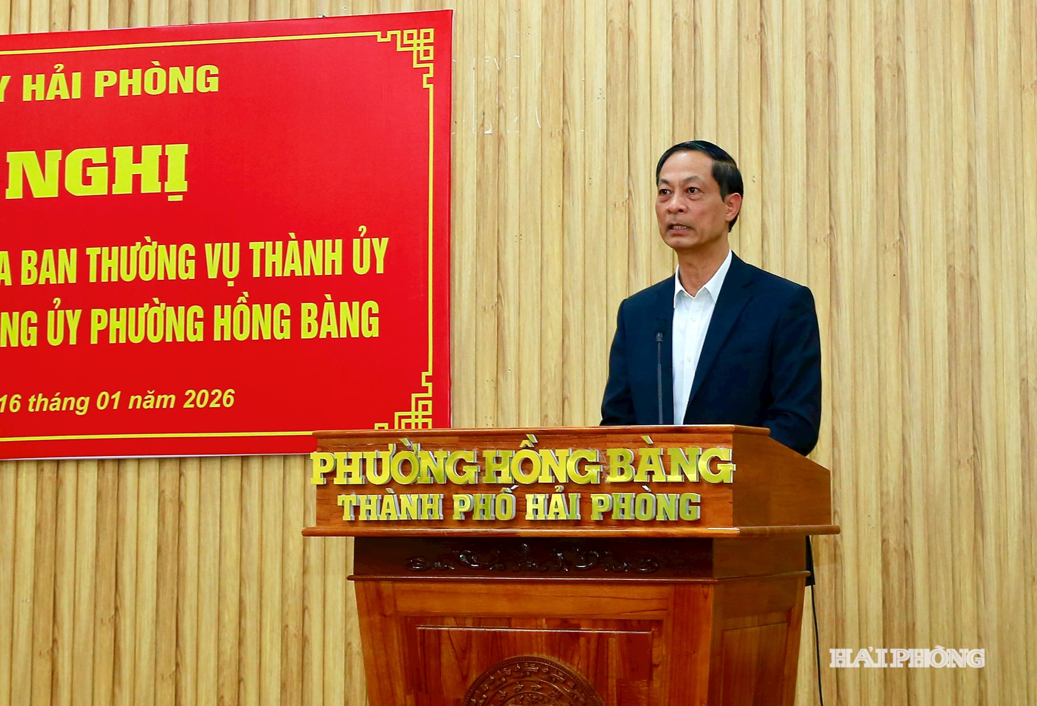 Đồng chí Đỗ Mạnh Hiến, Phó bí thư Thường trực Thành uỷ phát biểu giao nhiệm vụ cho đồng chí Nguyễn Văn Tuấn, Bí thư Phường Hồng Bàng.
