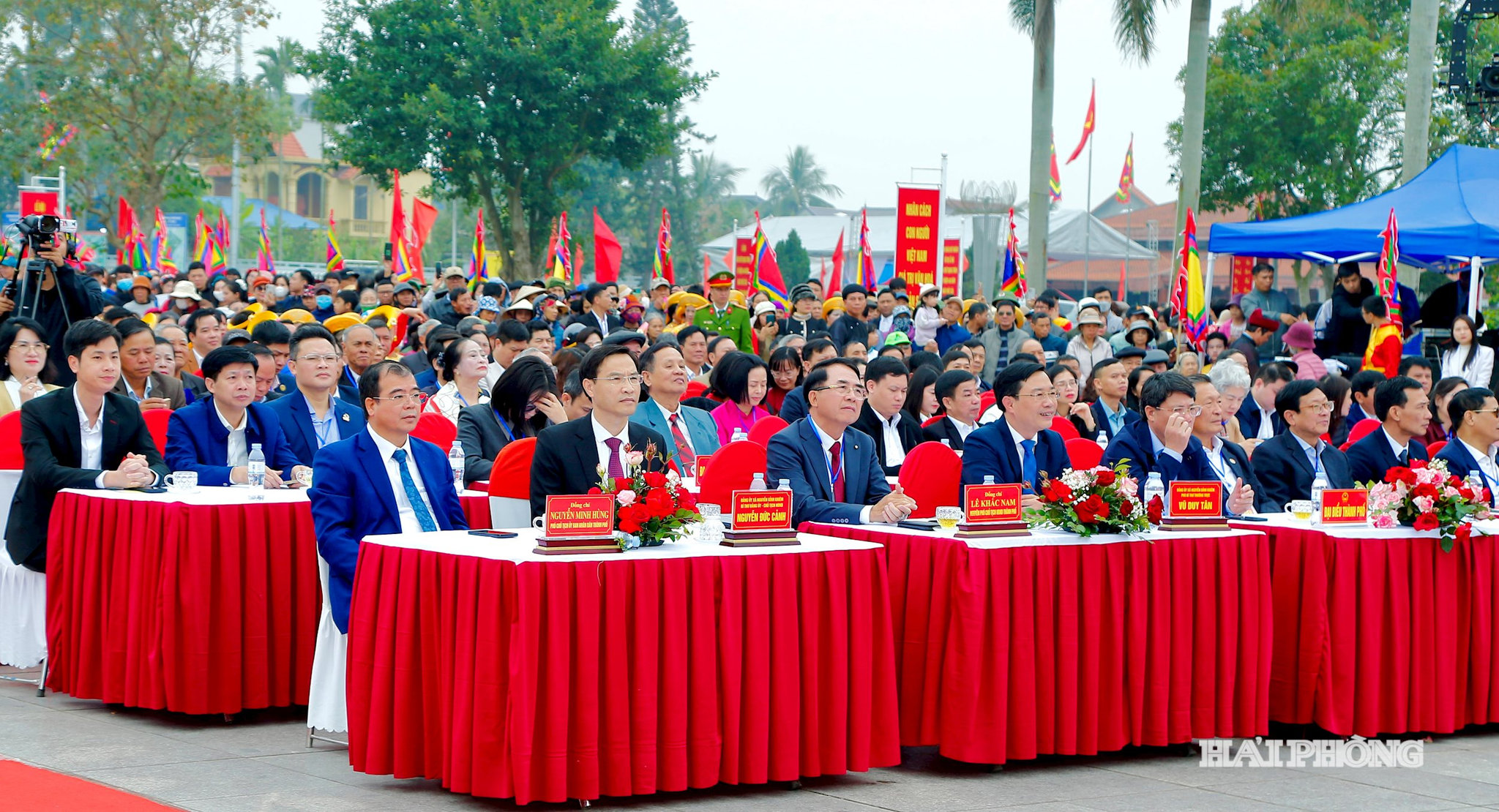 Đồng chí Nguyễn Minh Hùng, Phó chủ tịch UBND thành phố cùng các đại biểu dự lễ khai mạc lễ hội.