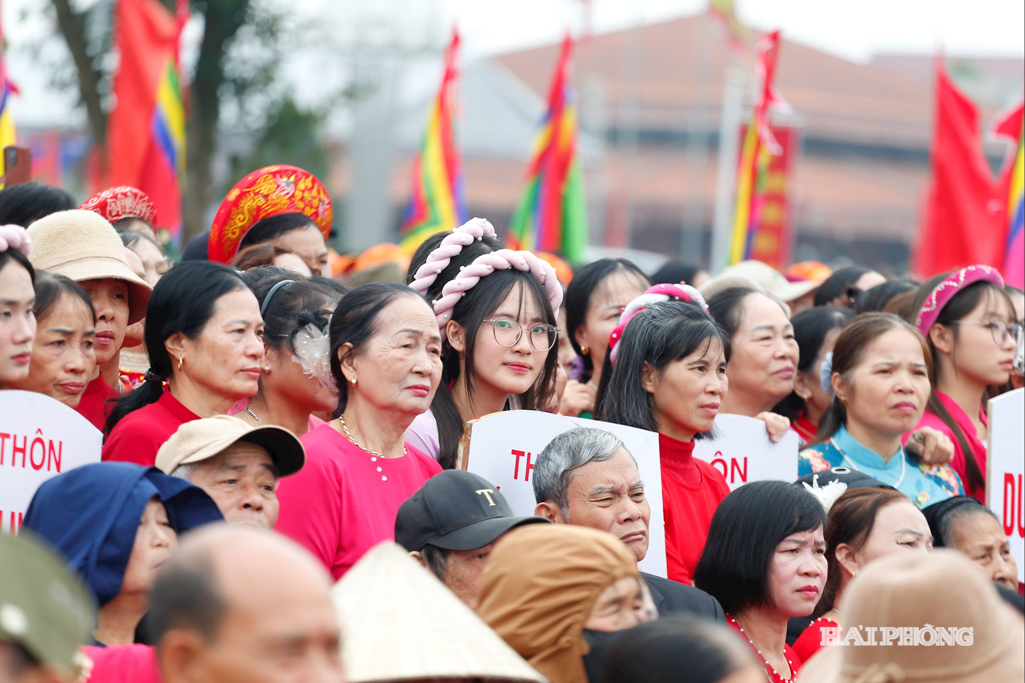 Đông đảo nhân dân cùng du khách thập phương về tham dự lễ hội