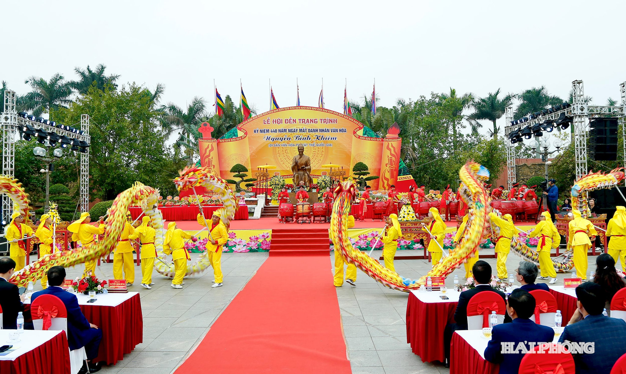 Sân khấu quảng trường khi di tích rạng rỡ ngày khai hội.