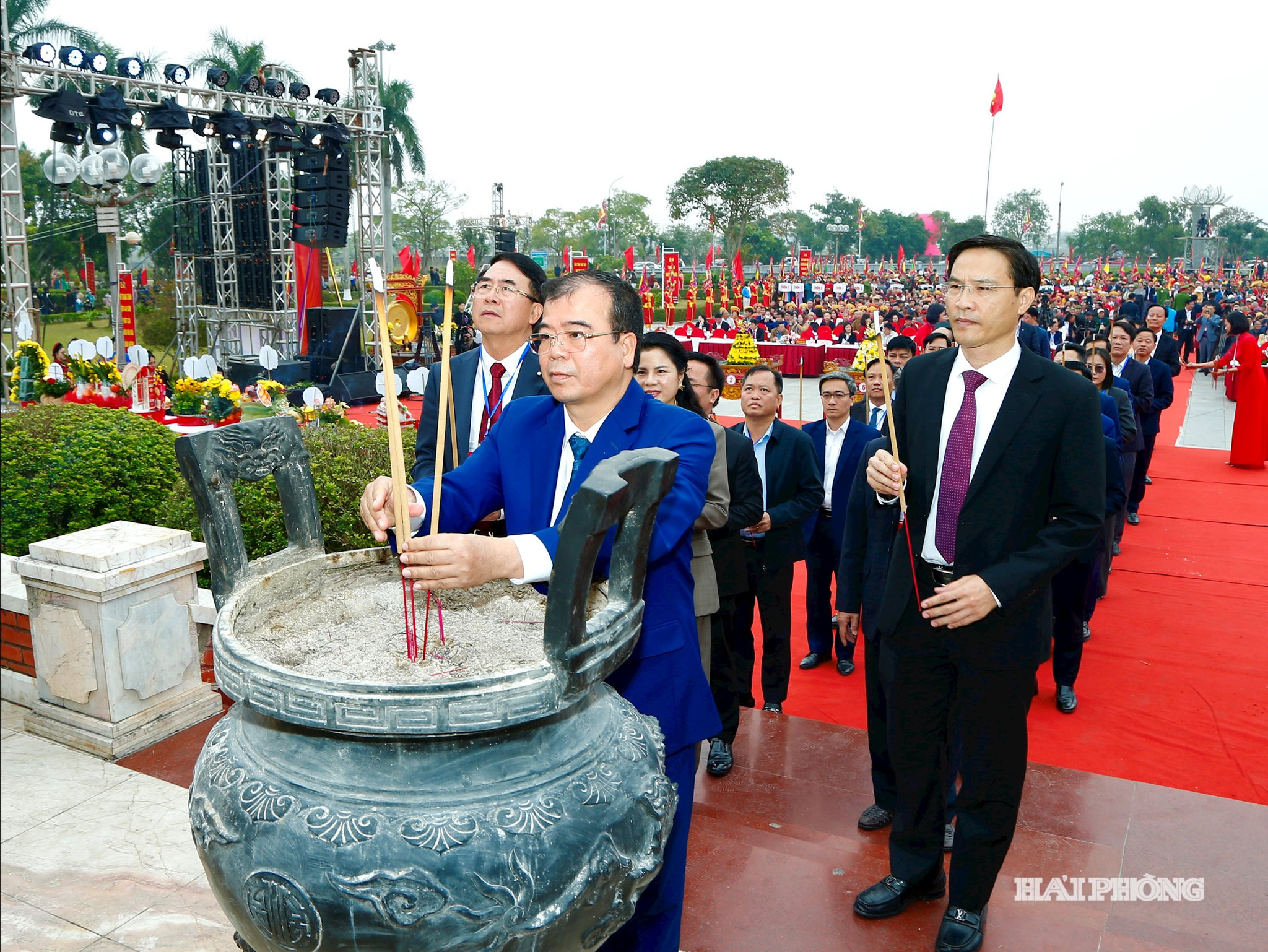 Đồng chí Nguyễn Minh Hùng, Phó chủ tịch UBND thành phố cùng các đại biểu làm lễ dâng hương tại lễ khai mạc lễ hội.