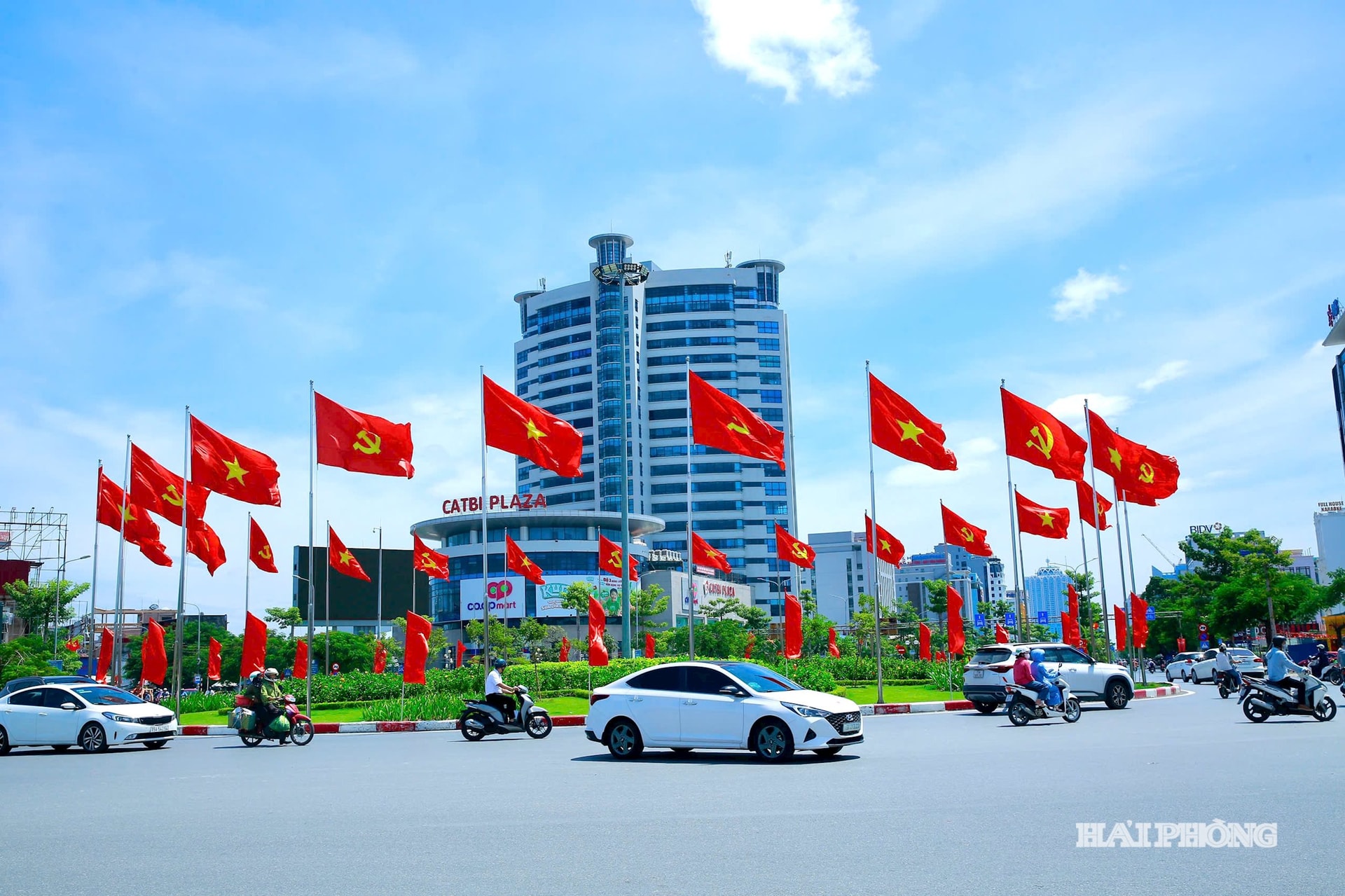 Ảnh trang 1 báo in: Diện mạo đô thị Hải Phòng đổi thay rõ rệt những năm qua. Ảnh: DUY THÍNH