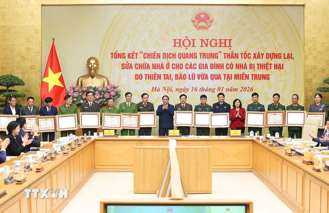 Thủ tướng Phạm Minh Chính tặng bằng khen cho các tập thể, cá nhân có thành tích xuất sắc trong thực hiện“Chiến dịch Quang Trung.” (Ảnh: Dương Giang/TTXVN) ttxvn-thu-tuong-chu-tri-hoi-nghi-tong-ket-chien-dich-quang-trung-1601-10.jpg