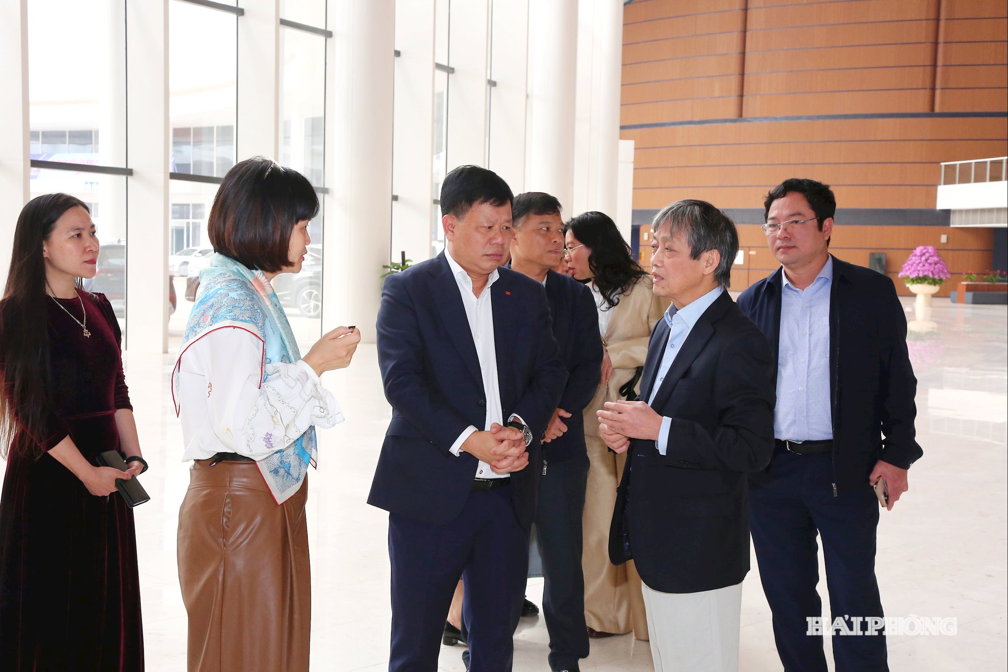 Đồng chí Lê Trung Kiên, Ủy viên Thành ủy, Phó chủ tịch UBND thành phố kiểm tra công tác chuẩn bị chương trình hoà nhạc Bản giao hưởng Mùa Xuân tại nhà hát Hoa Phượng