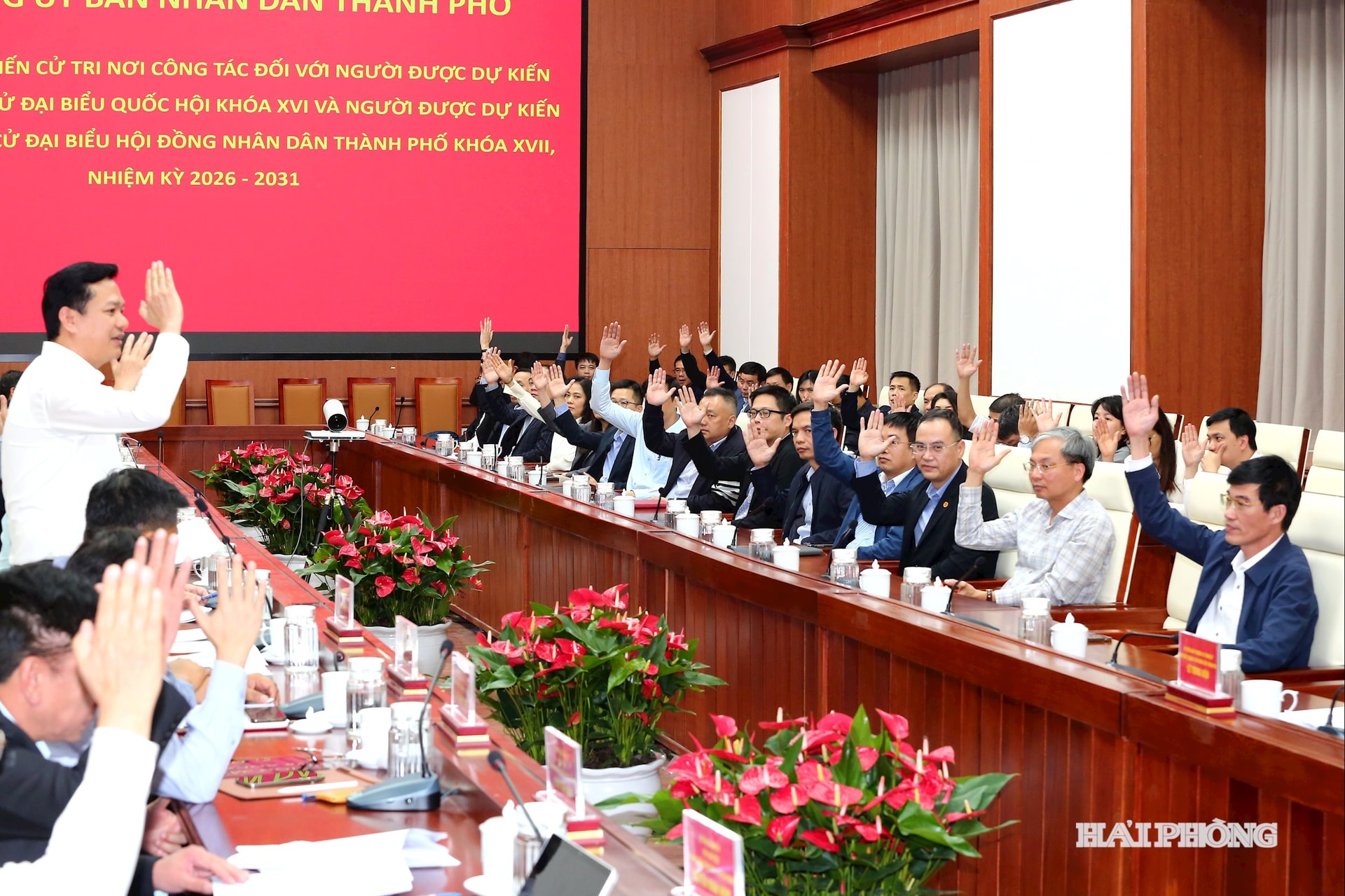 Đảng bộ khối Văn phòng UBND thành phố lấy ý kiến cử tri nơi công tác với người ứng cử đại biểu Quốc hội khóa 16 và đại biểu HĐND thành phố khóa 17.