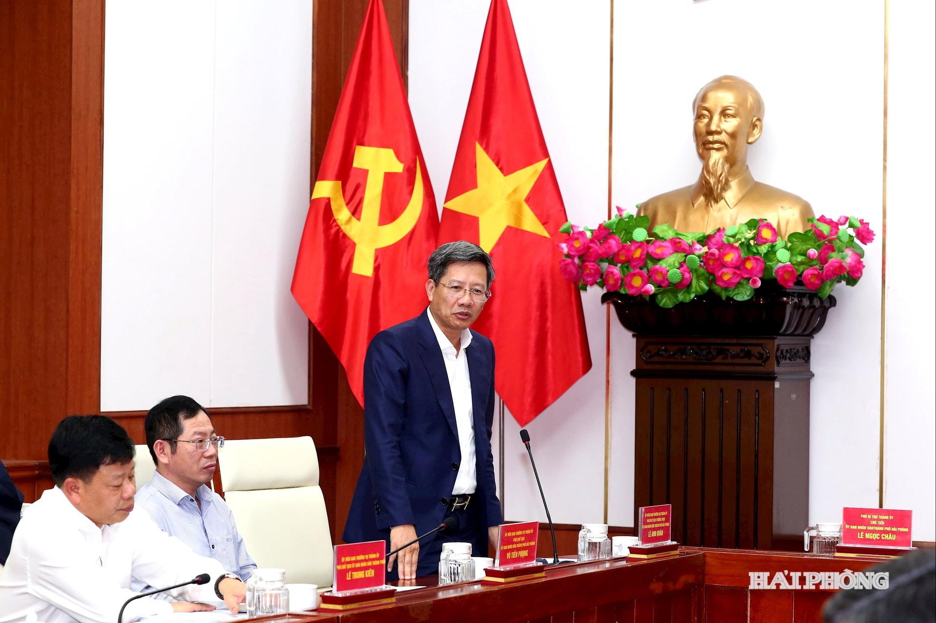 Đồng chí Lê Anh Quân, ủy viên Thành ủy, Phó chủ tịch thường trực UBND thành phố phát biểu ý kiến