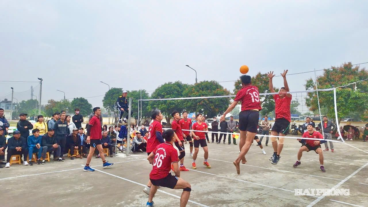 Thi đấu bóng chuyền hơi giữa các đội đại diện cho các thôn, làng trên địa bàn xã.