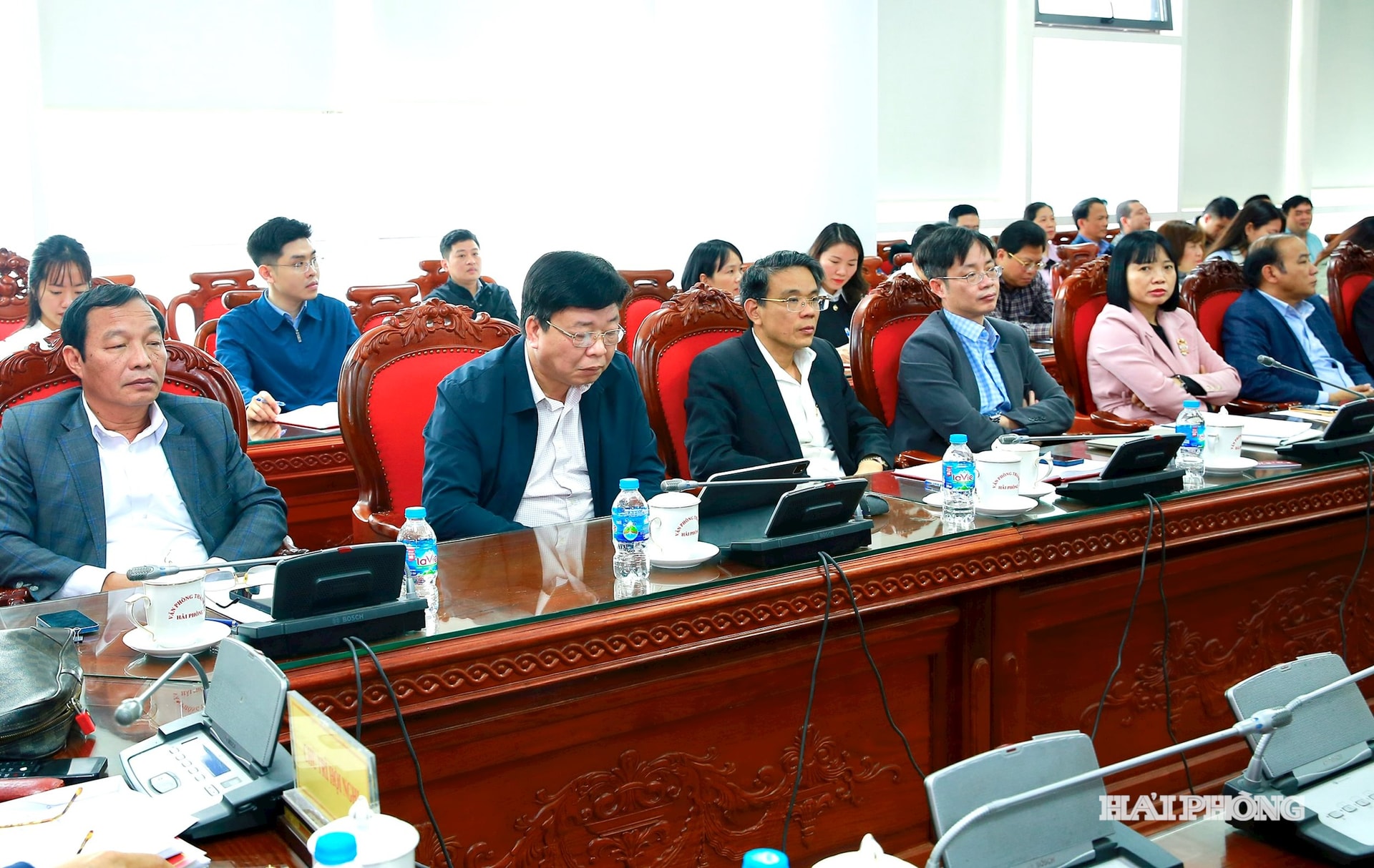 Đồng chí Lê Văn Hiệu, Phó bí thư Thành uỷ, Chủ tịch HĐND thành phố Hải Phòng cùng các đồng chí lãnh đạo Đoàn Đại biểu Quốc hội, HĐND thành phố dự hội nghị.