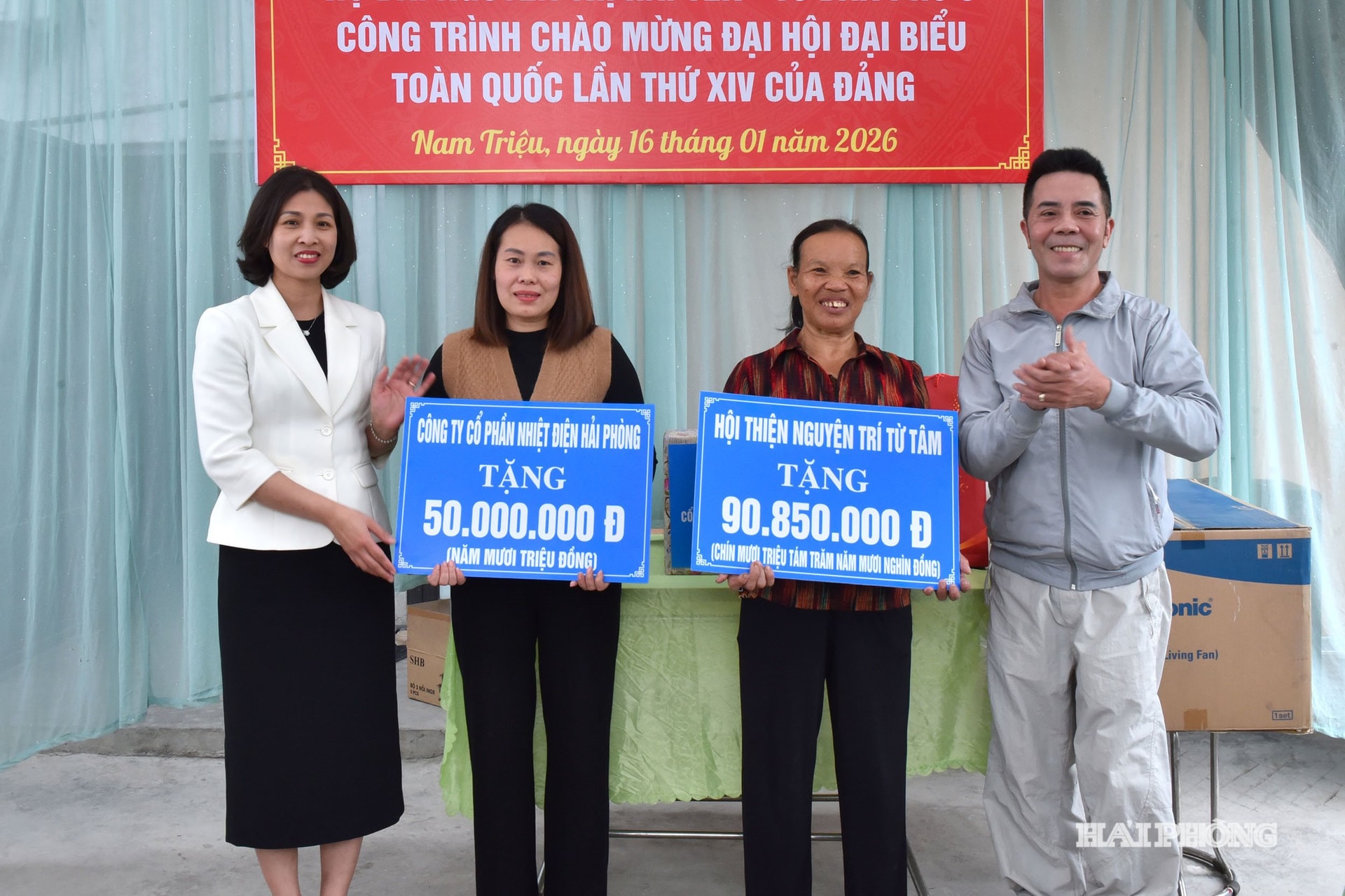 Các doanh nghiệp, đơn vị trao hỗ trợ xây dựng nhà Đại đoàn kết tặng các hộ dân trên địa bàn phường Nam Triệu.