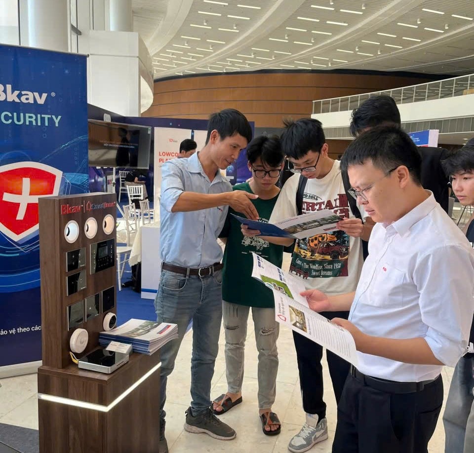 Các gian hàng công nghệ tại chương trình Techfest Hải Phòng 2025 luôn thu hút các bạn trẻ tìm hiểu.