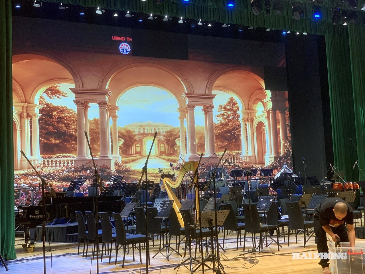 Các nhân viên cơ bản hoàn thiện việc lắp dựng trang thiết bị dàn nhạc trên sân khấu