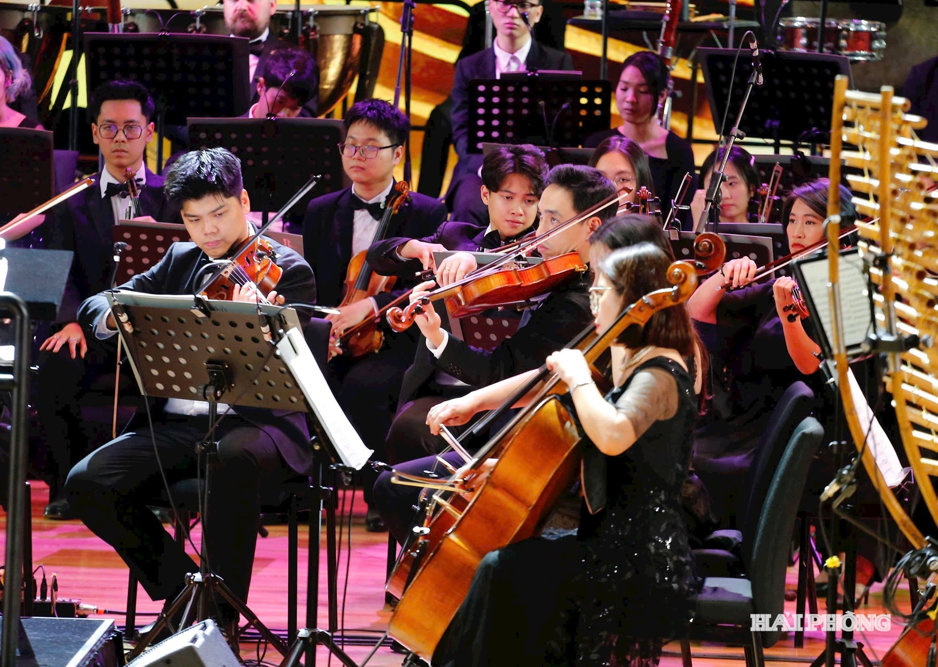 Dàn nhạc giao hưởng biểu diễn trên sân khấu Nhà hát Hoa Phượng