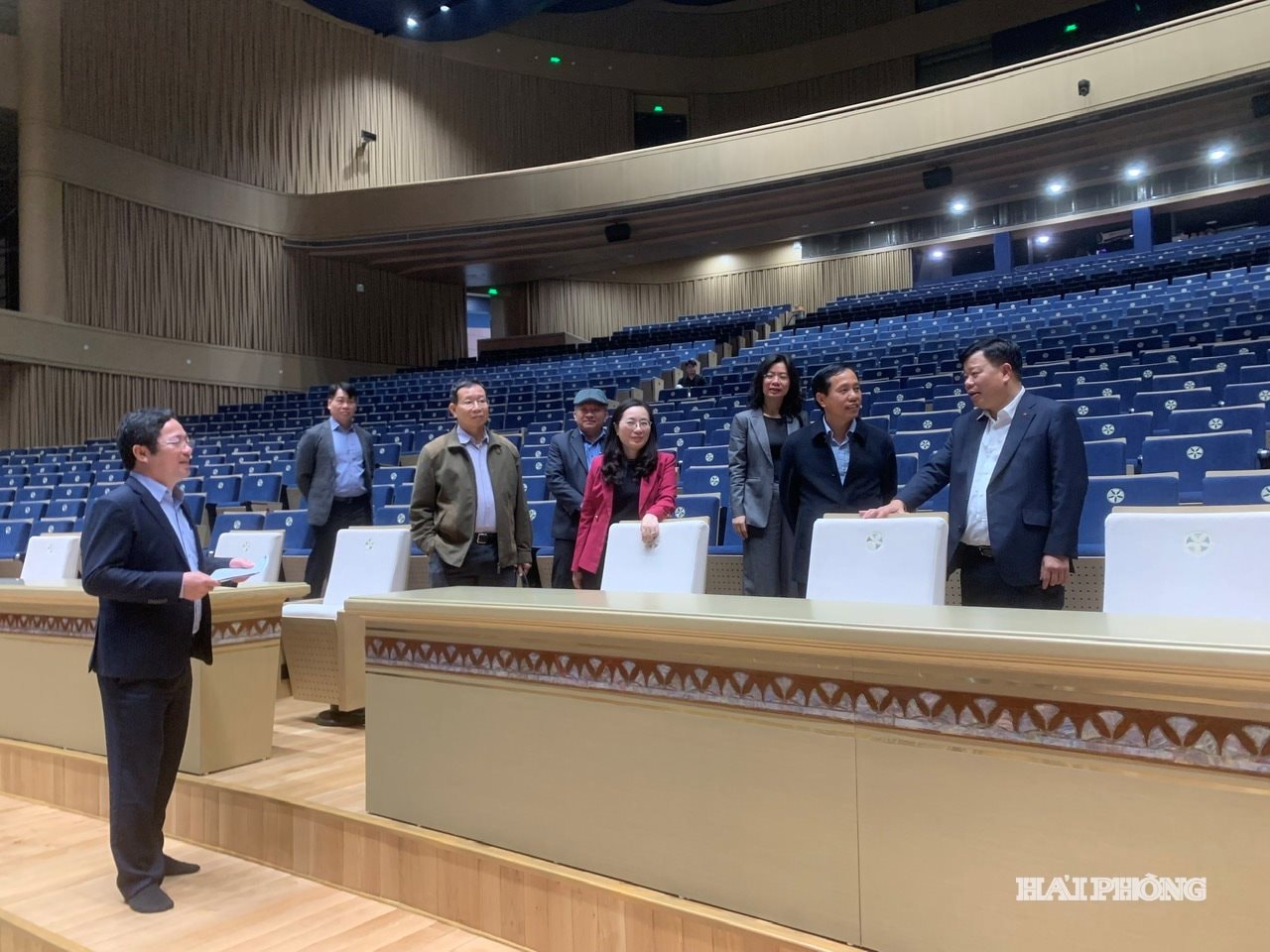 Đồng chí Lê Trung Kiên, Ủy viên Ban Thường vụ Thành ủy, Phó Chủ tịch UBND thành phố kiểm tra thực địa công tác tổ chức đêm hòa nhạc