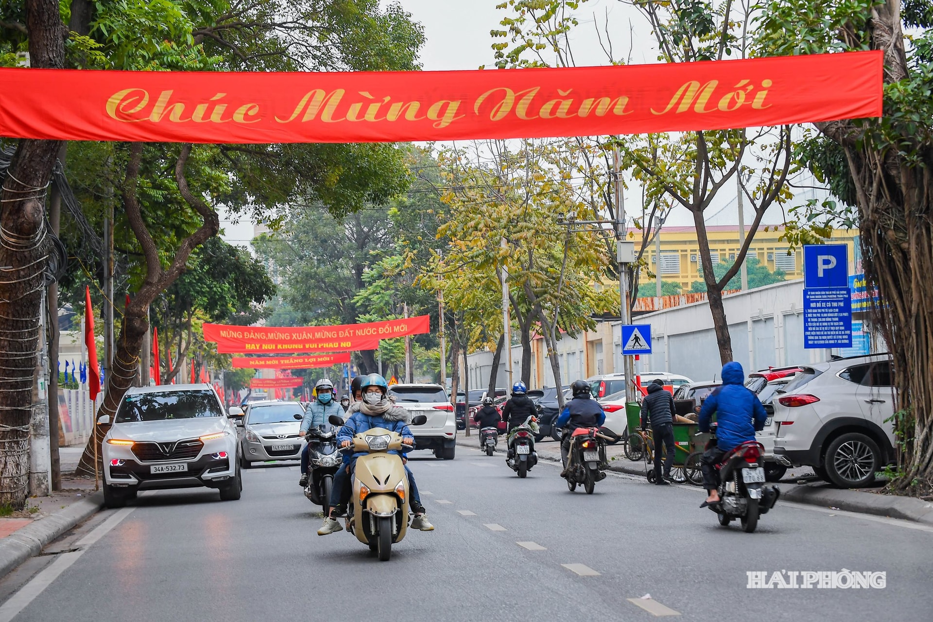 Các đường phố ở Hải Phòng tưng bừng băng rôn, khẩu hiệu chào mừng Đại hội Đảng toàn quốc lần thứ XIV. Ảnh; THÀNH CHUNG