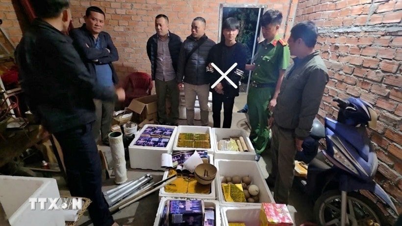 Cơ quan chức năng khám xét nơi cất giữ pháo nổ của đối tượng Phong. (Ảnh: TTXVN phát)