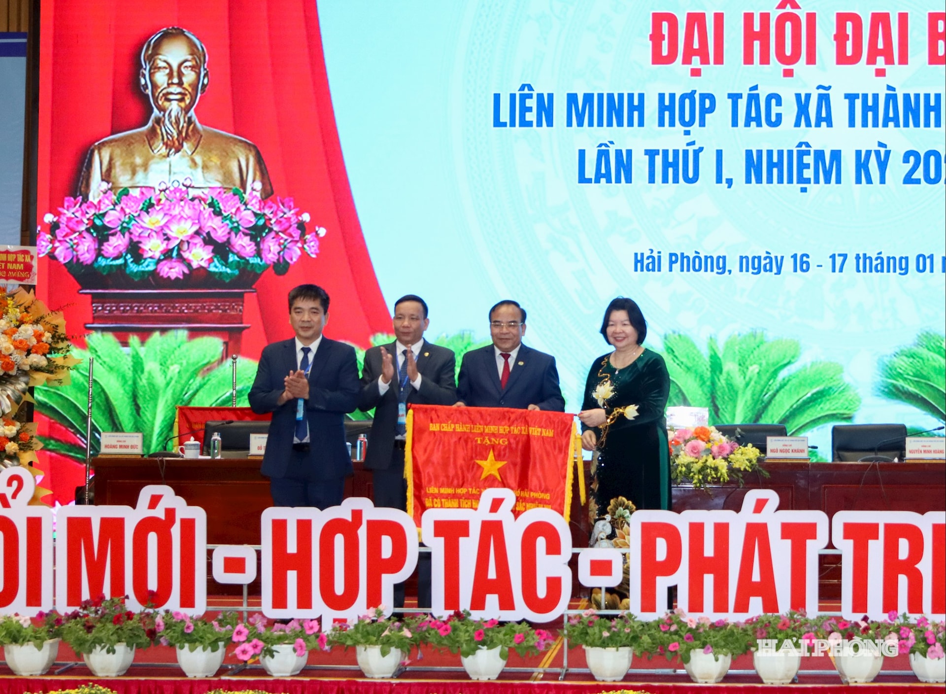 Đồng chí Cao Xuân Thu Vân, Chủ tịch Liên minh HTX Việt Nam trao cờ thi đua tặng Liên minh HTX thành phố