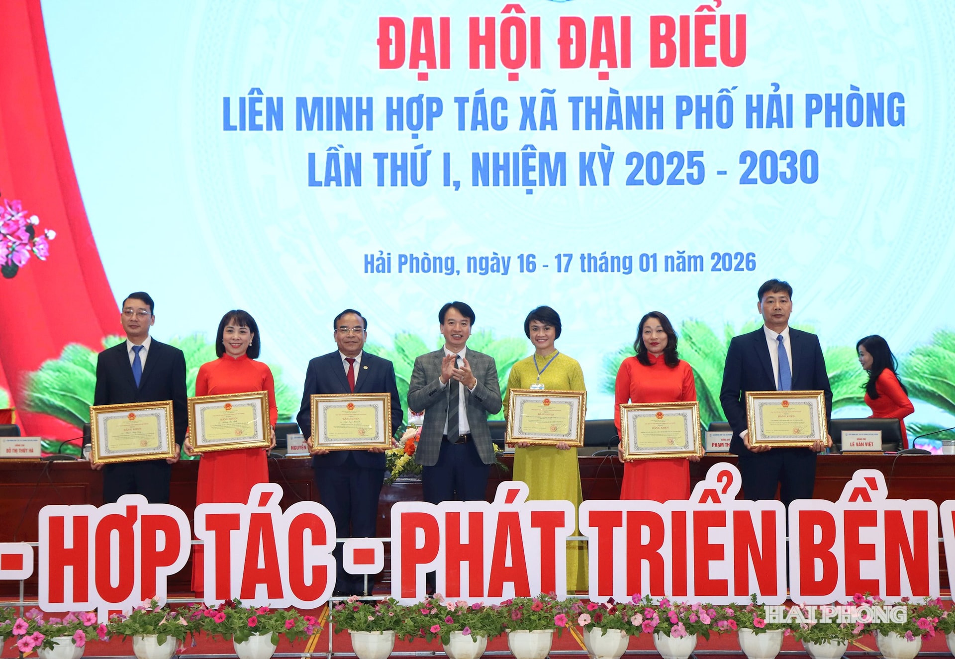 Đồng chí Nguyễn Đức Tuấn, Uỷ viên Ban Thường vụ Thành uỷ, phó chủ tịch Thường trực Uỷ ban MTTQ Việt Nam thành phố trao bằng khen tặng các tập thể, cá nhân có thành tích xuất sắc