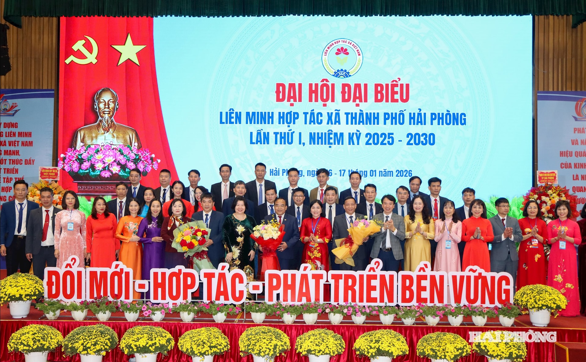 Các đồng chí lãnh đạo tặng hoa Ban chấp hành Liên minh HTX thành phố khoá mới