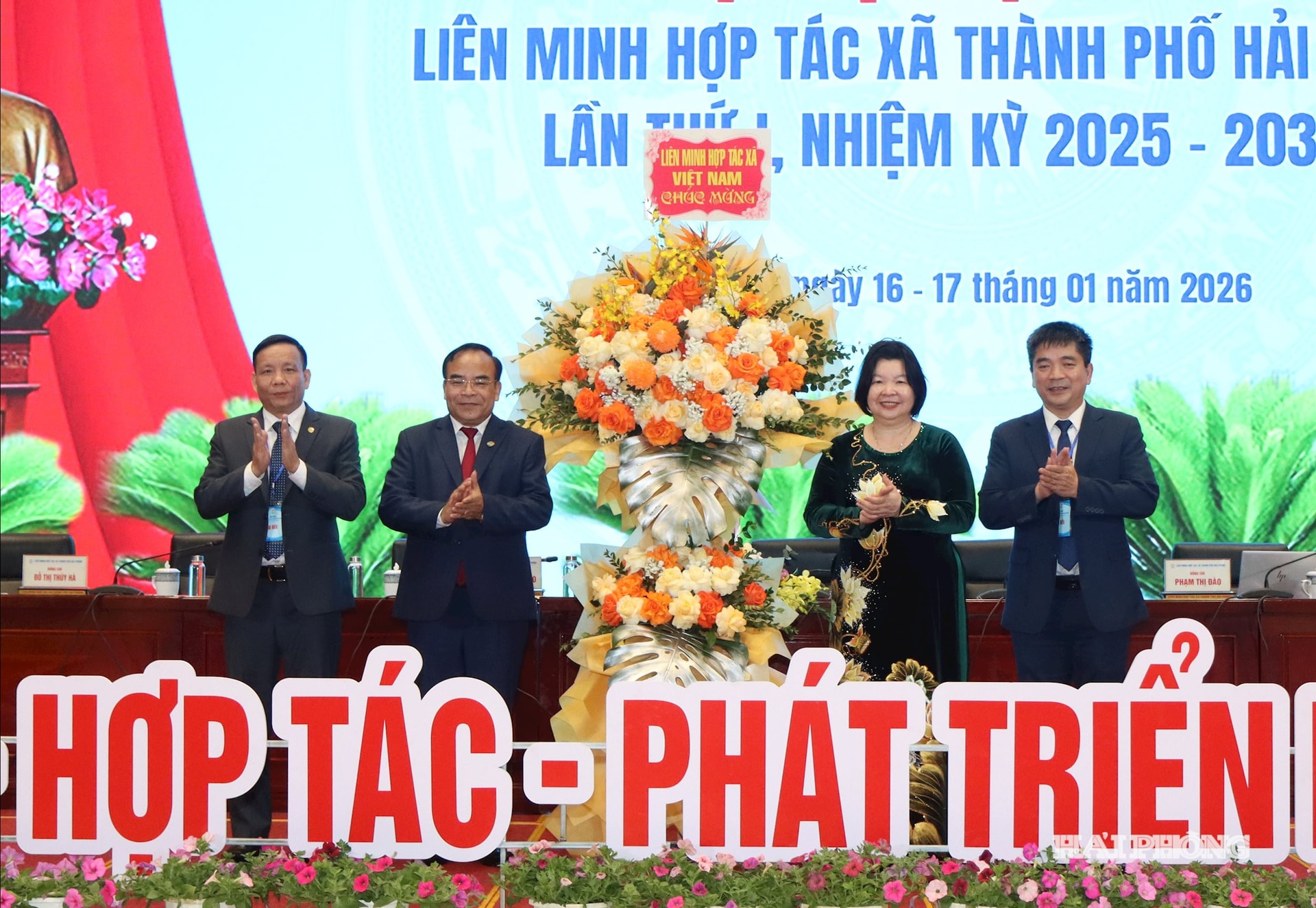 Đồng chí Cao Xuân Thu Vân, Chủ tịch Liên minh HTX Việt Nam tặng hoa chúc mừng đại hội