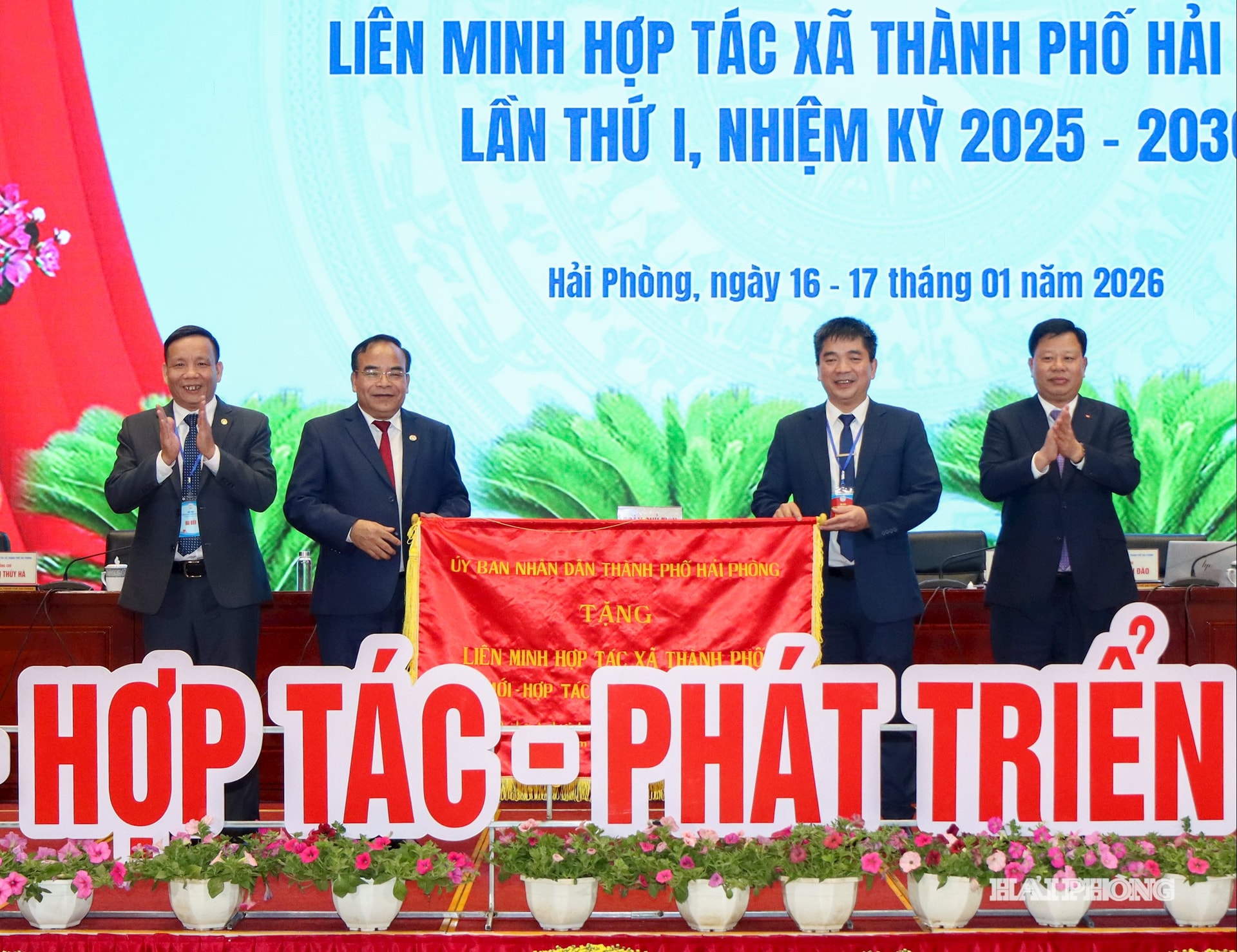 Đồng chí Lê Trung Kiên, Uỷ viên Ban Thường vụ Thành uỷ, Phó chủ tịch UBND thành phố trao bức trướng tặng Liên minh HTX thành phố