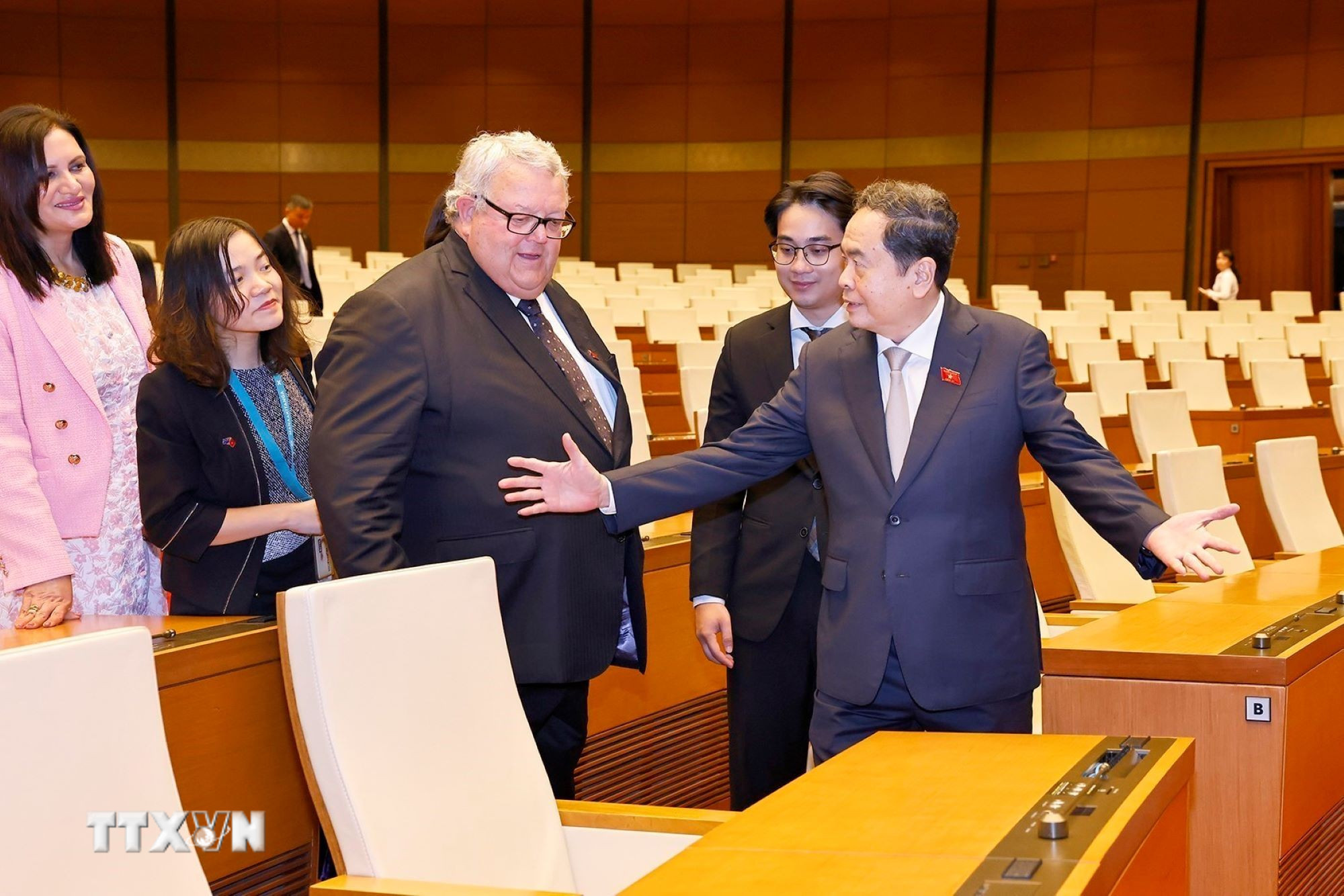 Chủ tịch Quốc hội Trần Thanh Mẫn cùng Chủ tịch Quốc hội New Zealand Gerry Brownlee tham quan phòng Diên Hồng, Nhà Quốc hội. (Ảnh: Doãn Tấn/TTXVN) ttxvn-quoc-hoi-doi-ngoai-1701-2.jpg