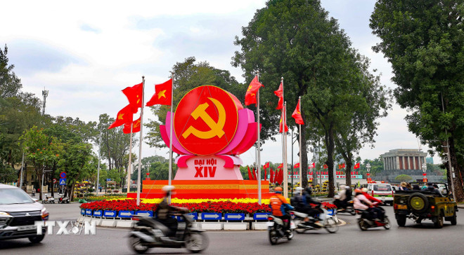 Biểu tượng búa liềm, cờ Đảng, cờ Tổ quốc chào mừng Đại hội đại biểu toàn quốc lần thứ XIV của Đảng được trang trí gần Lăng Chủ tịch Hồ Chí Minh. (Ảnh: Thanh Tùng/TTXVN) ttxvn-duong-pho-thu-do2.jpg