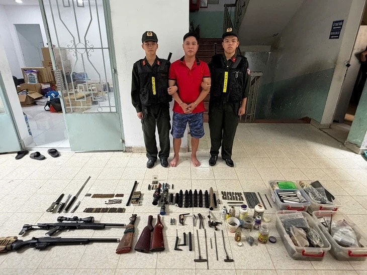 Nguyễn Huỳnh Vũ cùng tang vật là các loại vũ khí quân dụng. (Nguồn: Công an Thành phố Hồ Chí Minh)
