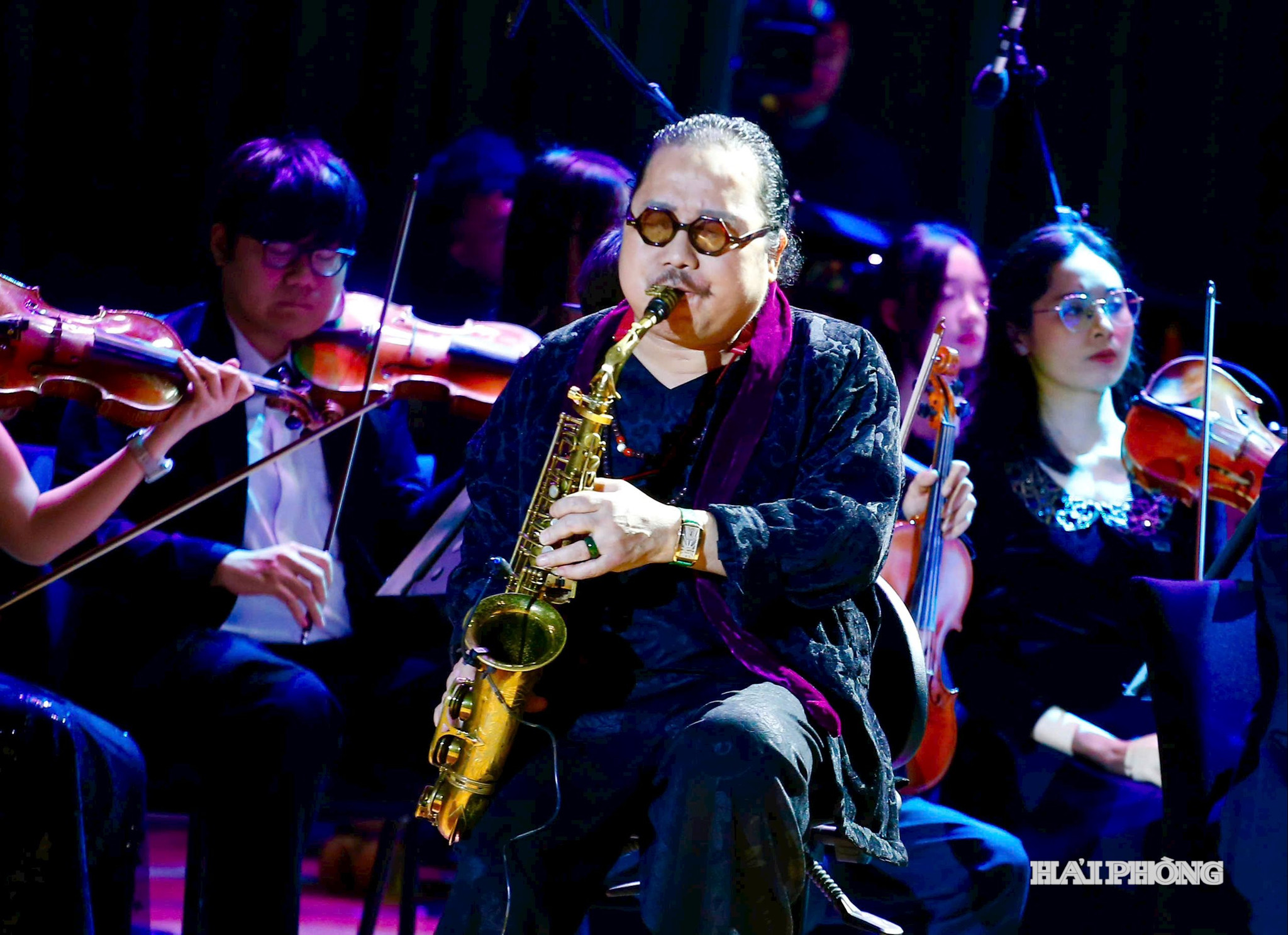 Nghệ sĩ saxophone Trần Mạnh Tuấn biểu diễn trên sân khấu Nhà hát Hoa Phượng.