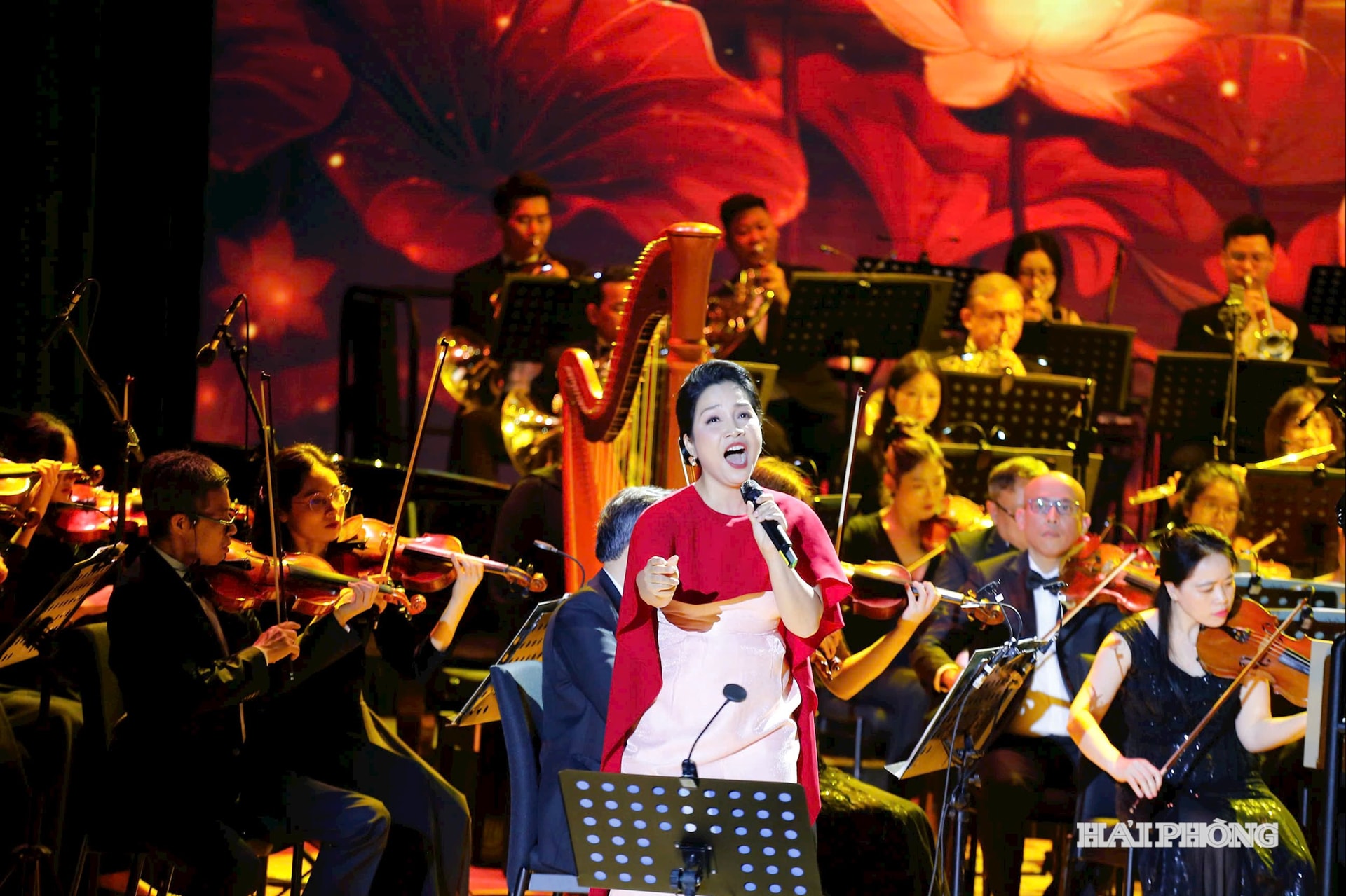 Ca sĩ Mỹ Linh biểu diễn trên sân khấu