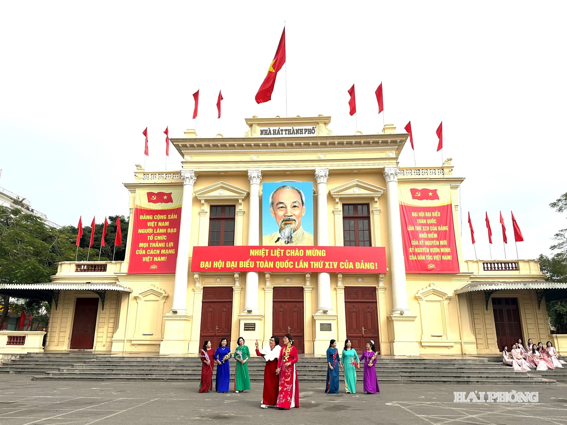 Việc xây dựng chủ nghĩa xã hội gắn với con người con người xã hội chủ nghĩa trên cơ sở khai thác hiệu quả các lợi thế, tiềm năng về vị trí địa lý, lịch sử, văn hóa, con người Hải Phòng.