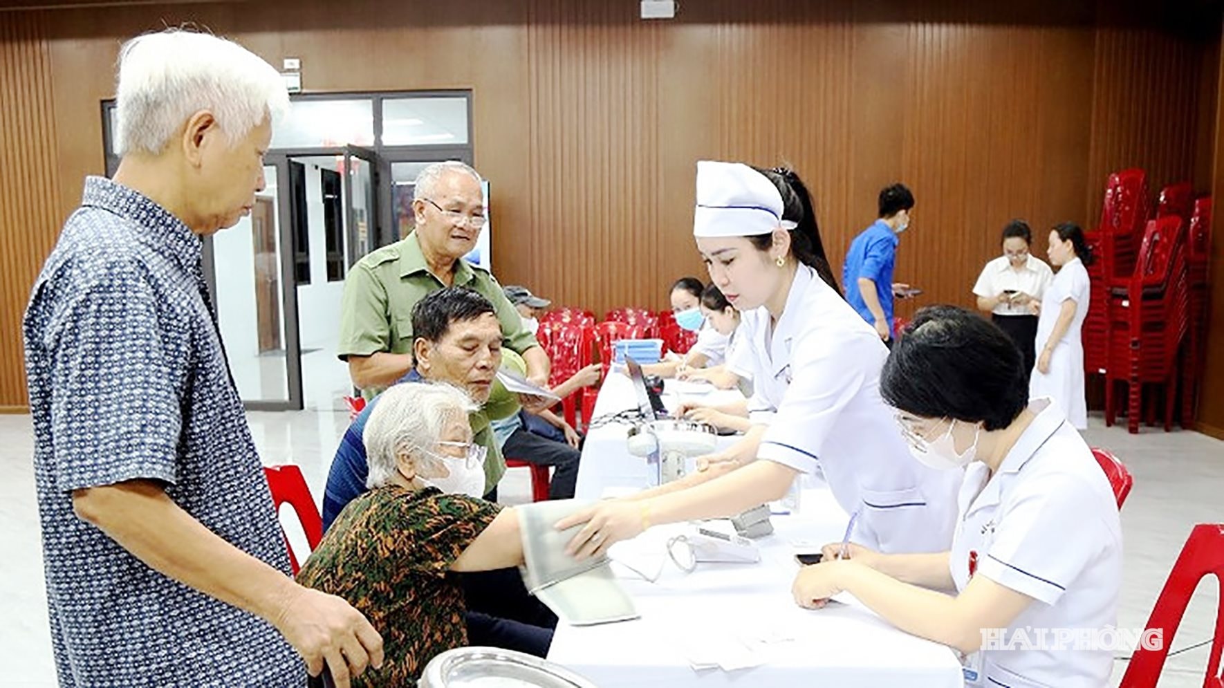 kham-benh-nguoi-cao-tuoi.jpg