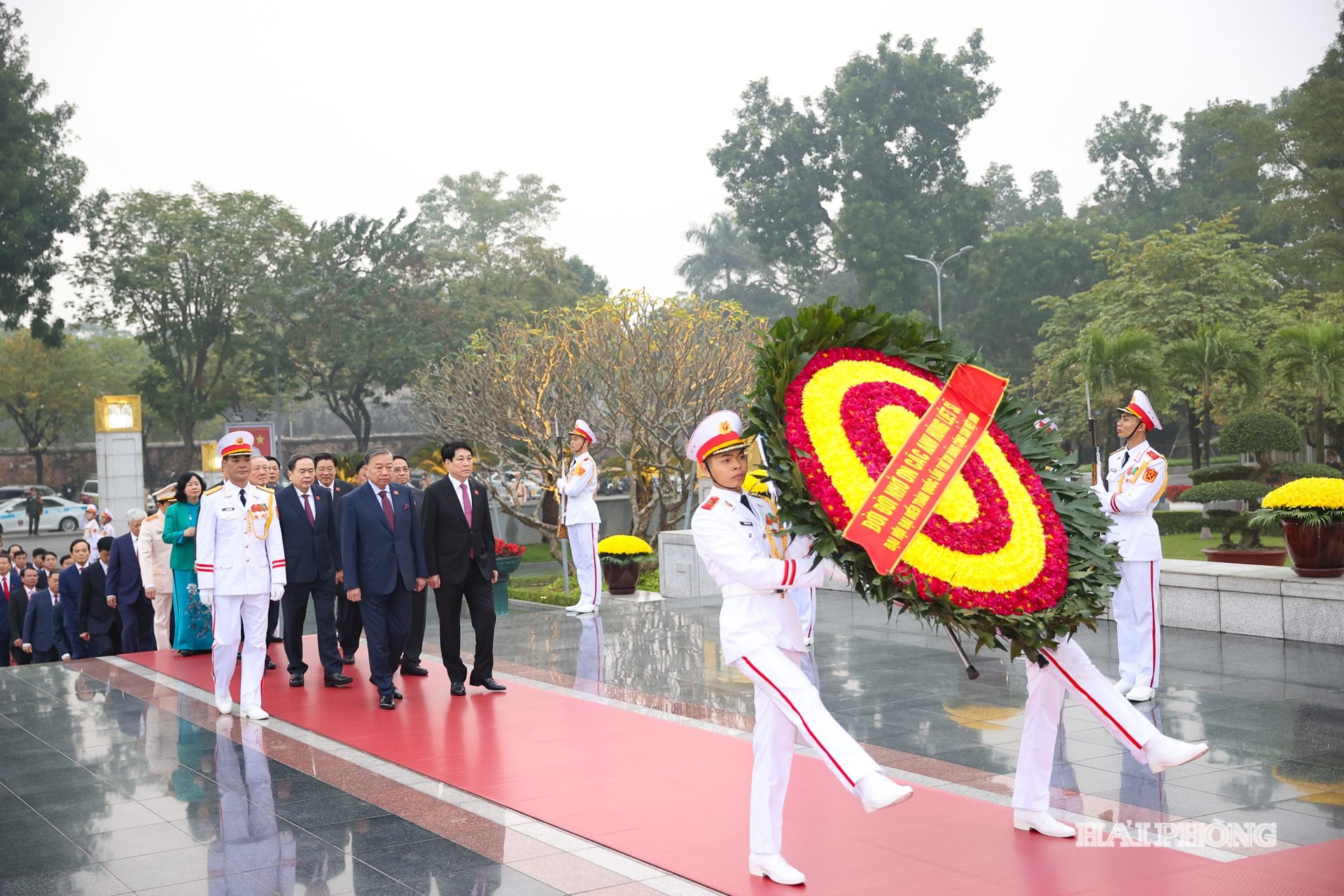 Đoàn đại biểu đặt vòng hoa và dâng hương tại Đài tưởng niệm các anh hùng liệt sỹ
