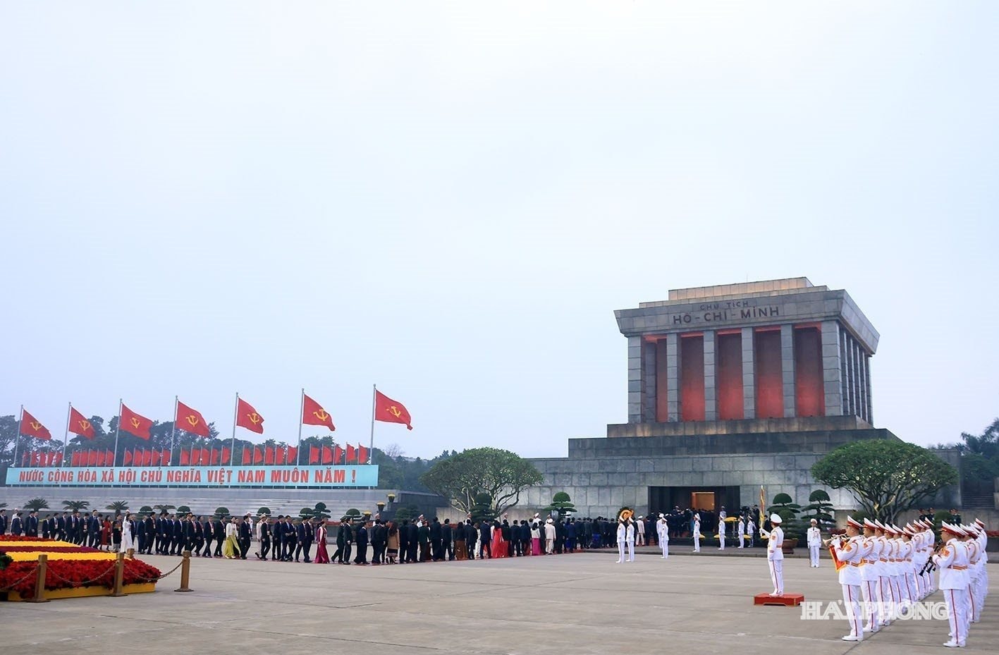 Các đoàn đại biểu vào lăng viếng Chủ tịch Hồ Chí Minh