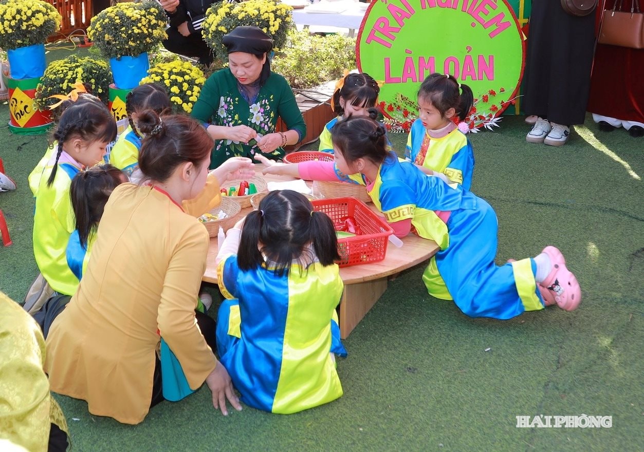 ジアロック町立幼稚園の子どもたちは、地元の文化に関連した体験型活動に参加します。