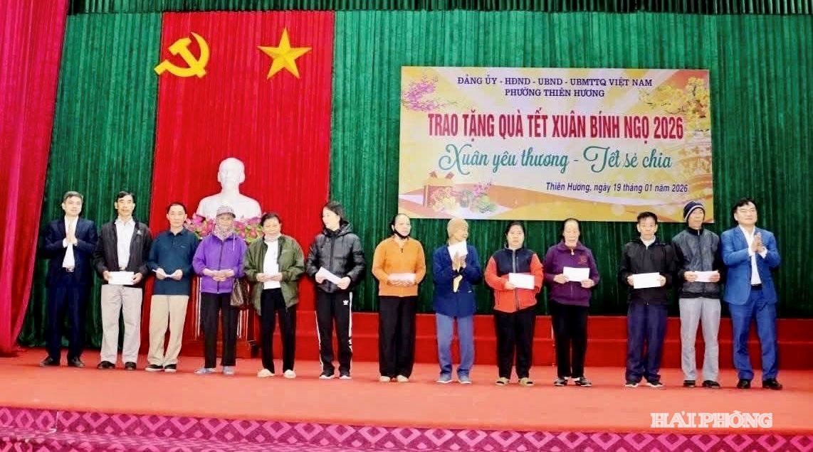 Phường Thiên Hương trao tặng quà Tết, chăm lo người có công với cách mạng, gia đình có hoàn cảnh khó khăn và học sinh nghèo vượt khó