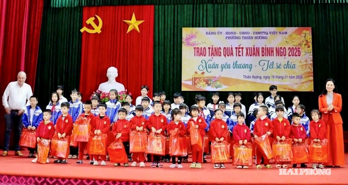 Các doanh nghiệp tài trợ cùng địa phương trao quà Tết tặng học sinh nghèo vượt khó tại phường Thiên Hương