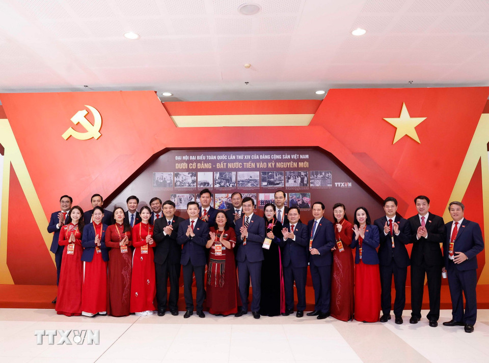 Các đại biểu chụp ảnh lưu niệm ở khu trưng bày ảnh của Thông tấn xã Việt Nam tại phiên khai mạc. (Ảnh: TTXVN)