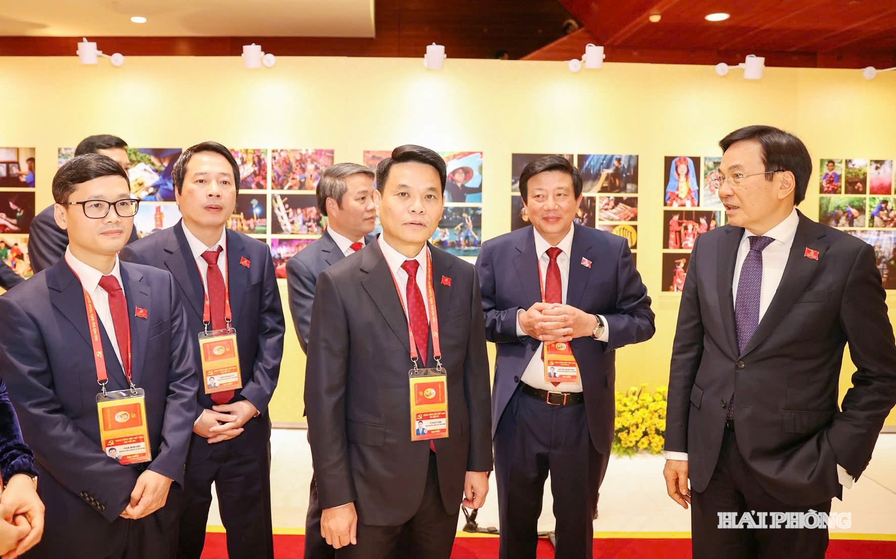 Đồng chí Lê Ngọc Châu, Phó Bí thư Thành ủy, Chủ tịch UBND thành phố Hải Phòng (thứ ba từ phải sang) cùng các đại biểu Đảng bộ thành phố dự phiên khai mạc Đại hội.