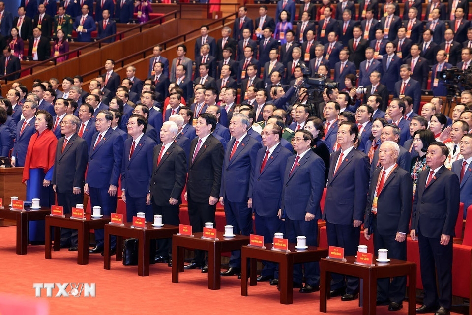 Các đại biểu thực hiện nghi lễ chào cờ. (Ảnh: TTXVN)