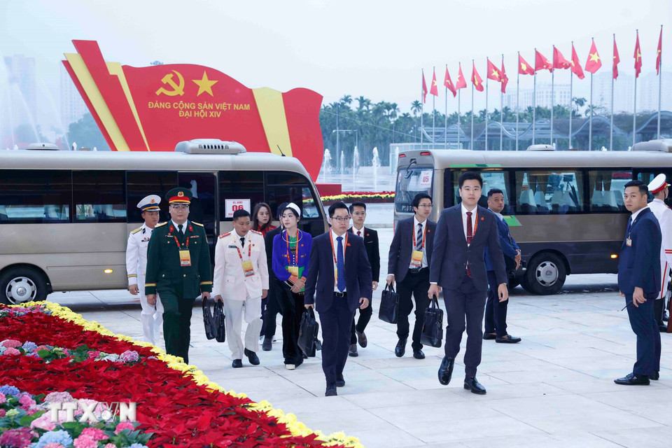 Các đại biểu đến dự phiên khai mạc Đại hội XIV của Đảng. (Ảnh: TTXVN)