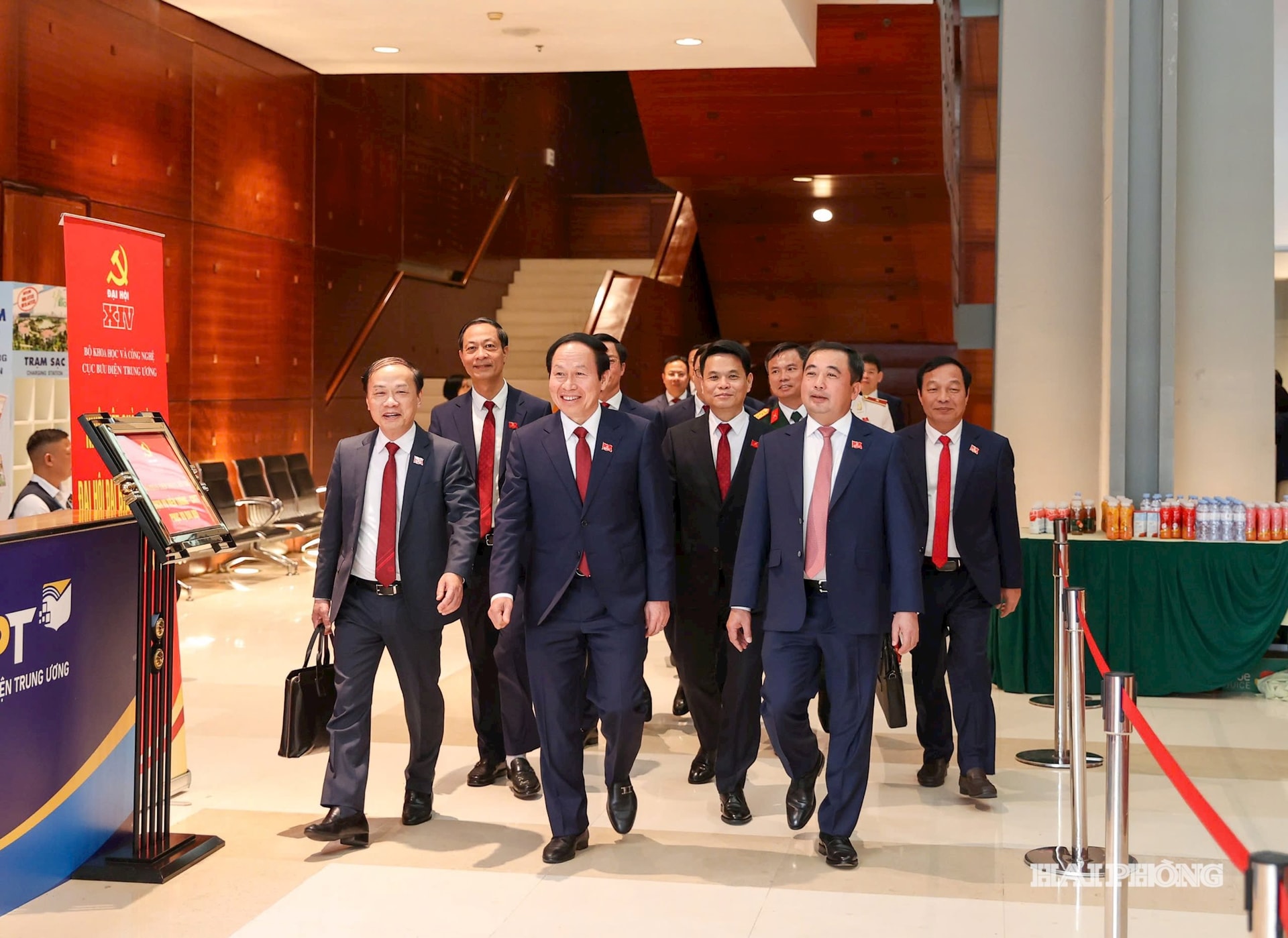 Đoàn đại biểu thành phố Hải Phòng dự phiên khai mạc Đại hội.