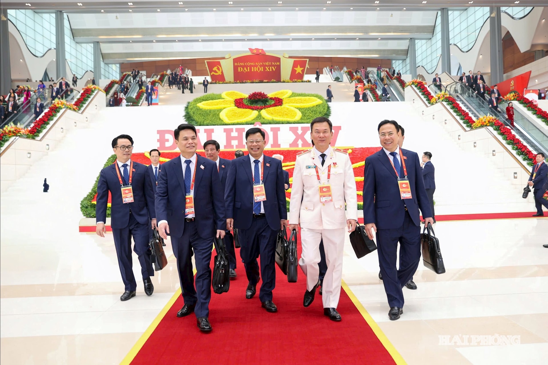 Đồng chí Lê Ngọc Châu, Phó bí thư Thành ủy, Chủ tịch UBND thành phố Hải Phòng cùng các đại biểu dự Đại hội XIV.