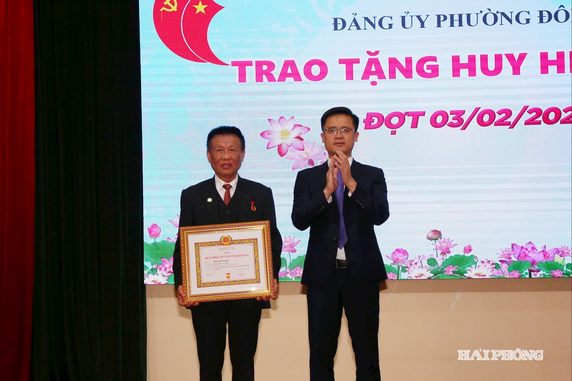 Lãnh đạo phường Đông Hải trao Huy hiệu 55 tuổi Đảng tặng Anh hùng lực lượng vũ trang Phạm Đăng Diện