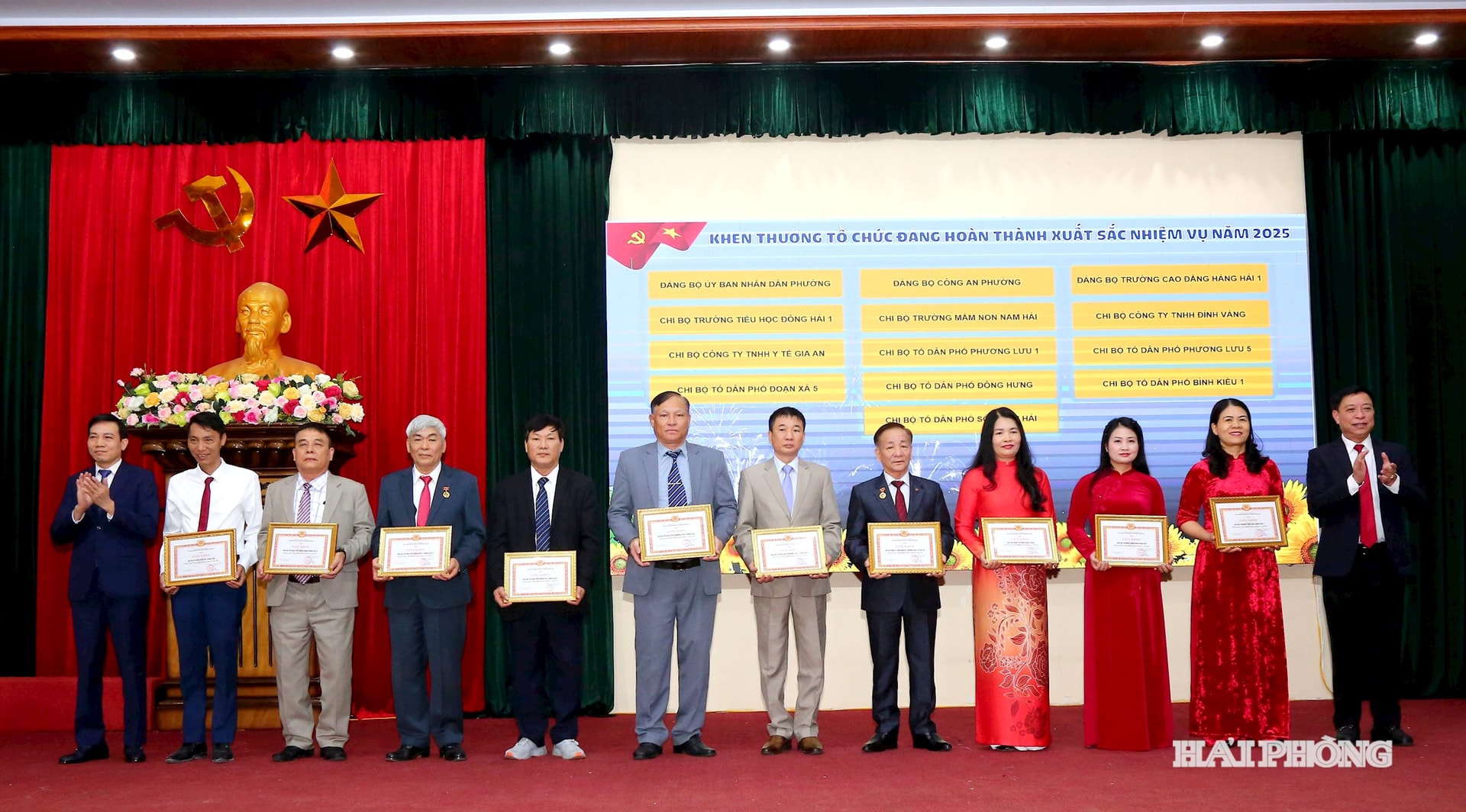 Lãnh đạo phường Đông Hải khen thưởng các chi bộ đảng hoàn thành xuất sắc năm 2025