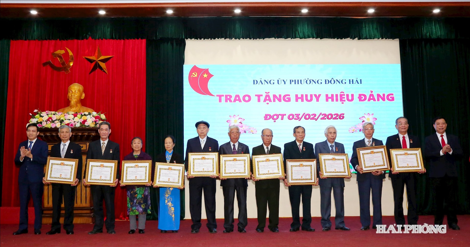 Lãnh đạo phường Đông Hải trao Huy hiệu 45 năm Tuổi Đảng tặng các Đảng viên
