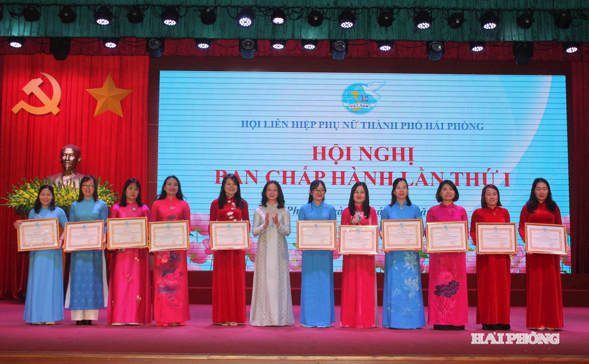 Lãnh đạo Hội liên hiệp Phụ nữ thành phố trao bằng khen của Đoàn Chủ tịch Trung ương Hội Liiên hiệp Phụ nữ Việt Nam tặng các tập thể