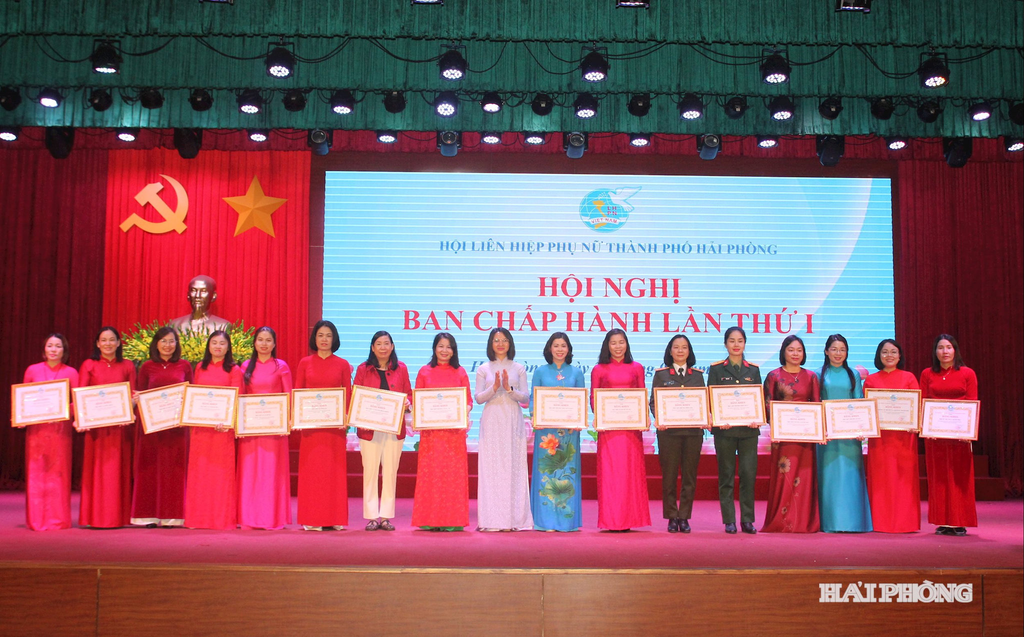 Lãnh đạo Hội Liên hiệp Phụ nữ thành phố trao bằng khen của Ban Thường vụ Hội Liên hiệp Phụ nữ thành phố tặng các tập thể
