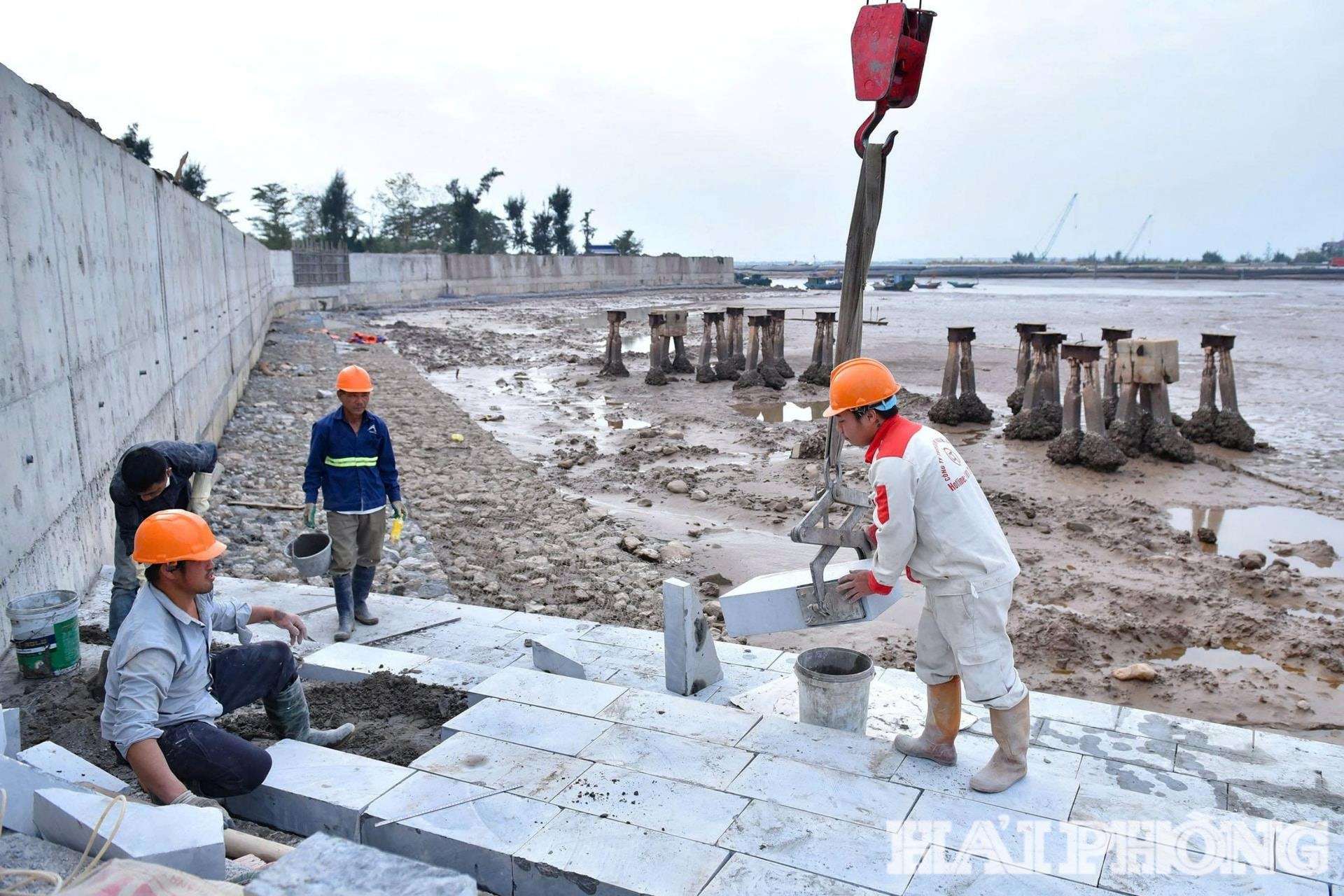 Bauarbeiter springen vom Pier ab.